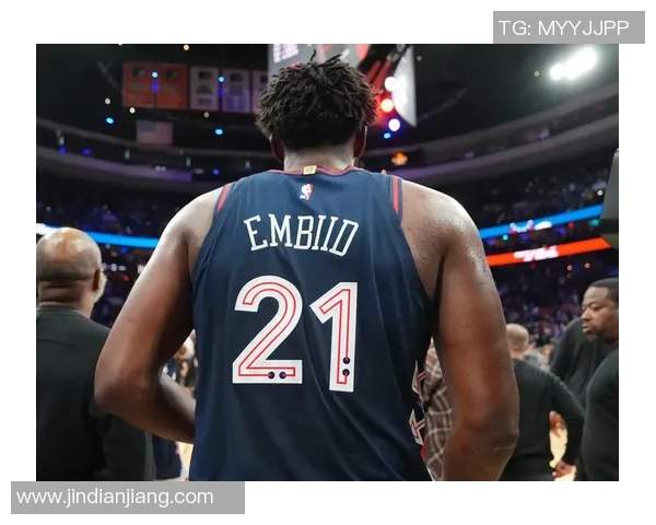 乔尔恩比德如何在NBA赛场上展现统治力与领导魅力的双重角色